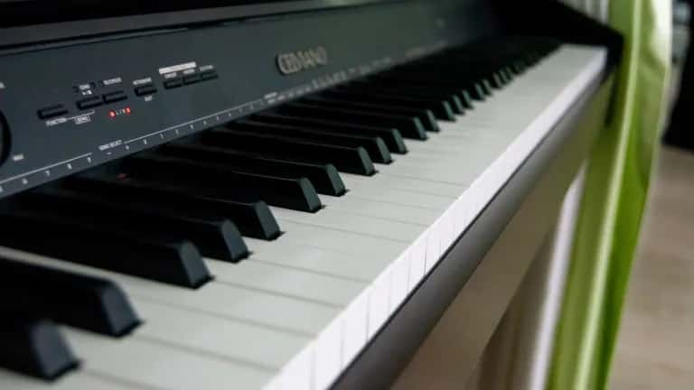 По 500 тысяч и по миллиону рублей могут получить преподаватели музыки Иркутской области