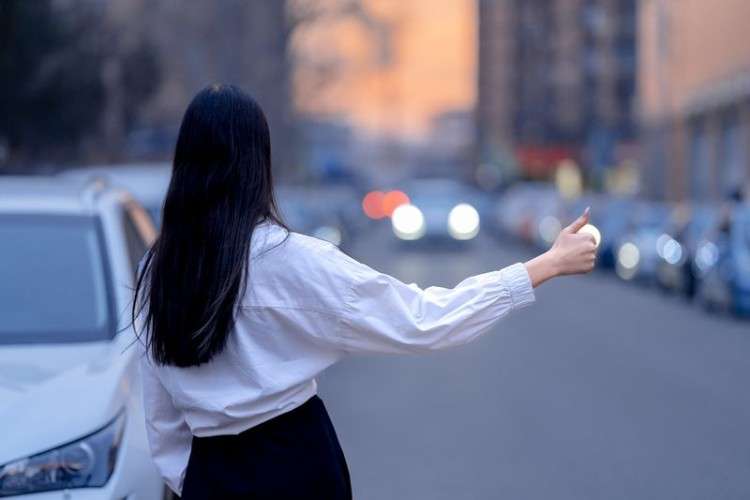 Девушка ловит такси