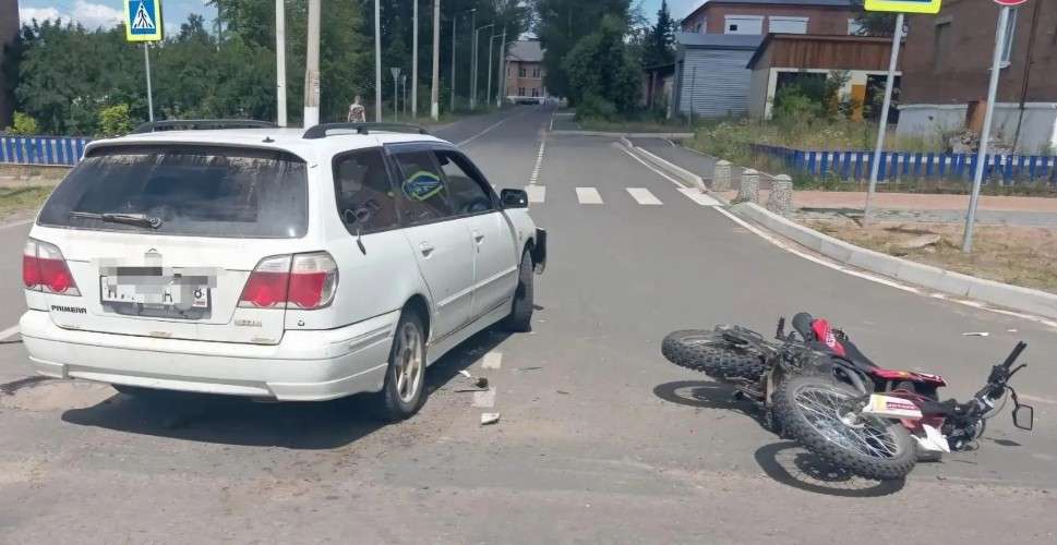 мотоцикл лежит на земле после столкновения с леговушкой