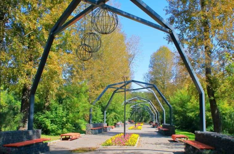 30 скамеек и 20 урн появятся в парке имени Парижской коммуны в Иркутске