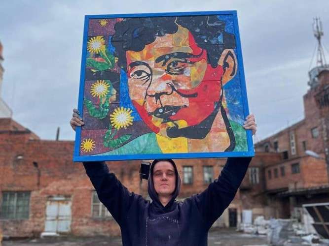 Из 2000 пластиковых крышечек создали портрет Вампилова иркутские мастера