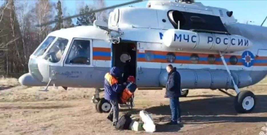 Продуктовое судно застряло во льдах реки Нижняя Тунгуска в Приангарье