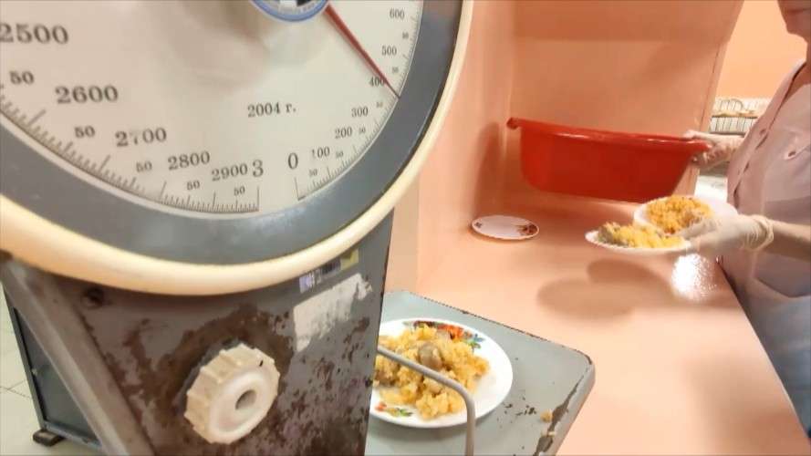 Порции меньше положенного накладывали ученикам в столовой 27-й школы Иркутска