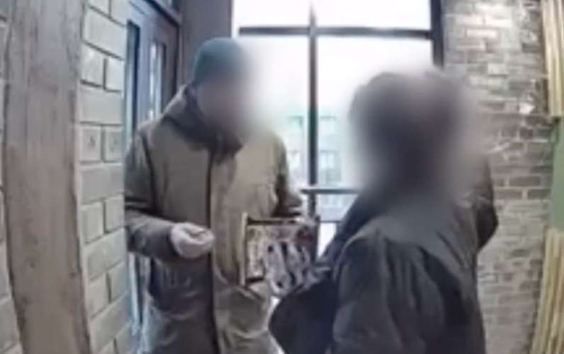 В Иркутске мужчина пытался познакомиться с девушкой, угрожая ей ножом