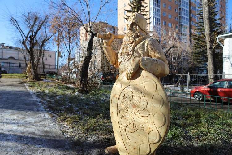 Богатыри в дозоре: деревянные скульптуры украсили один из скверов Иркутска