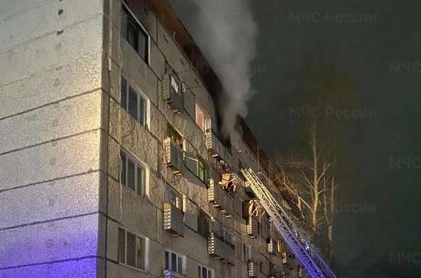 Шесть человек спасли из горящей пятиэтажки в Усть-Илимске
