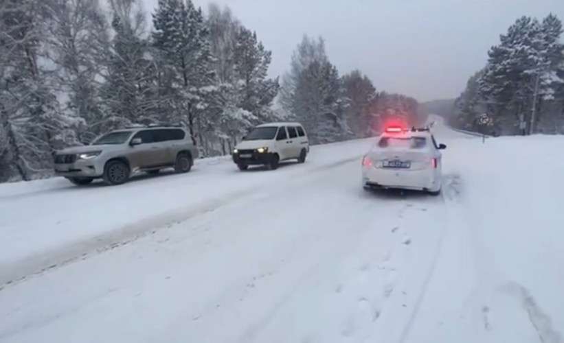 Нескольких человек спасли из снежных заносов автоинспекторы Иркутской области