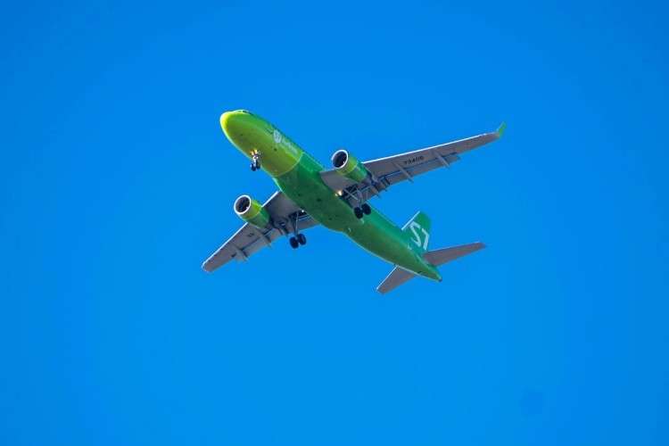 Пилотов летевшего из Иркутска самолёта пытались ослепить лазером