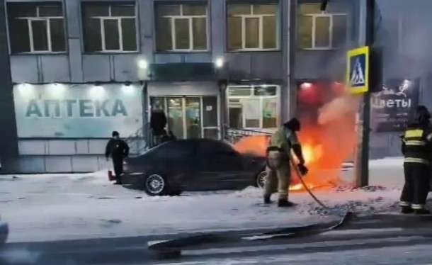 Иномарку тушили в Иркутске