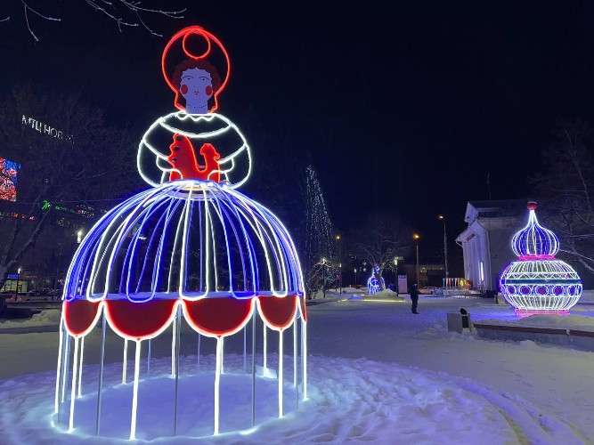 Дымковские игрушки засияли у иркутского театра кукол в преддверии Нового года