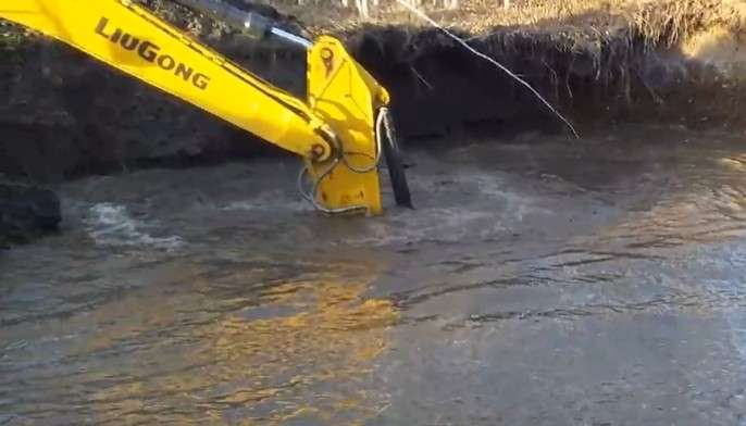 Гравий незаконно добывали неизвестные на улице Баррикад в Иркутске