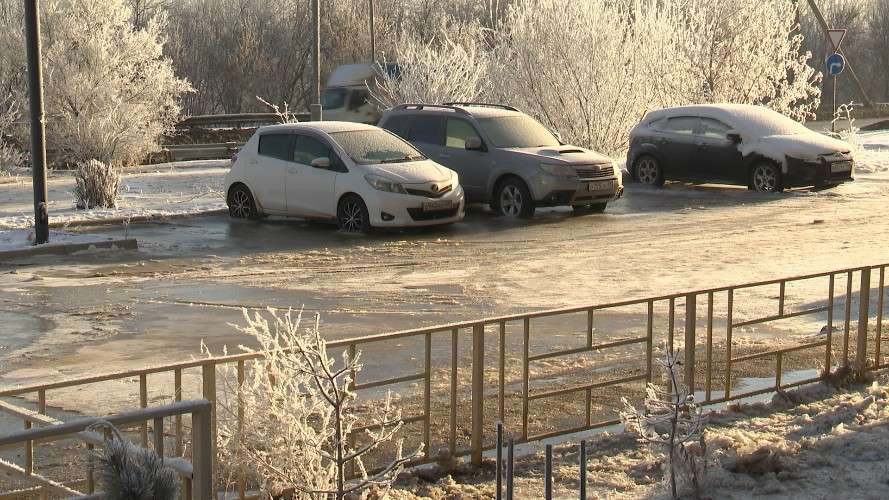 Из-за прорыва трубы одна из улиц Иркутска превратилась в каток
