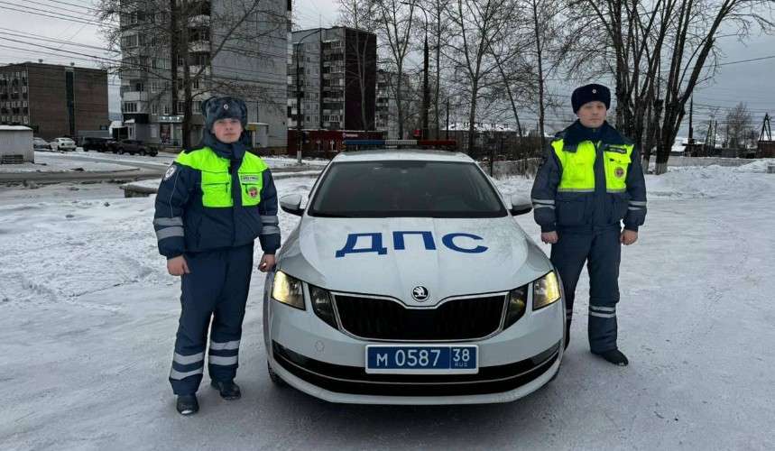 Инспекторы ДПС спасли жизнь мужчине на трассе "Вилюй"