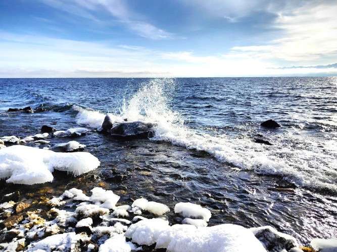 Сарма разбила первый лёд между материком и Ольхоном на Байкале