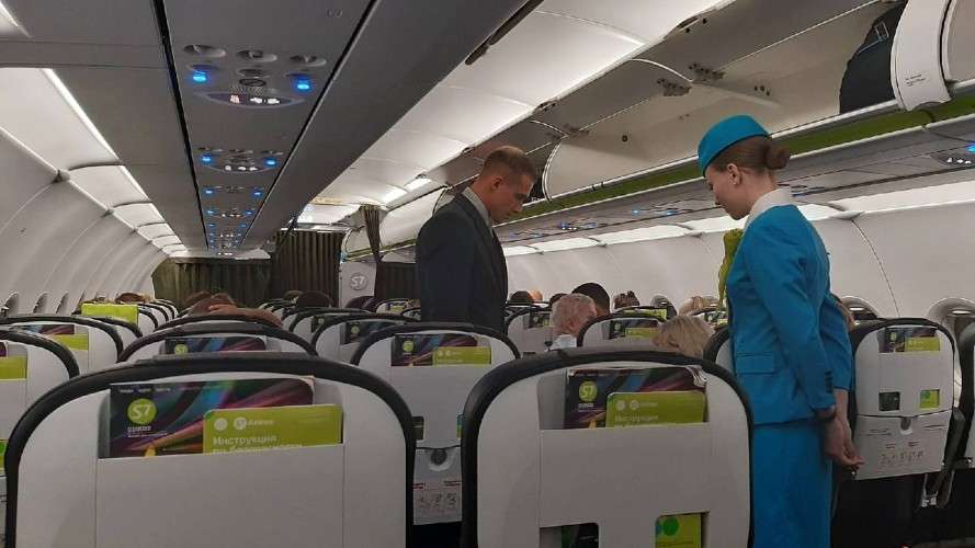 Пассажиру стало плохо на борту самолёта, вылетевшего из Иркутска