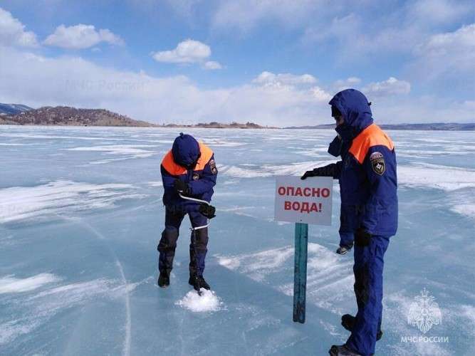 Становая трещина на льду озера образовалась в районе порта Байкал