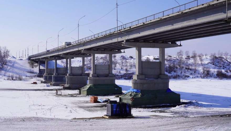 Ремонт моста через реку Белую возобновили в Усольском районе