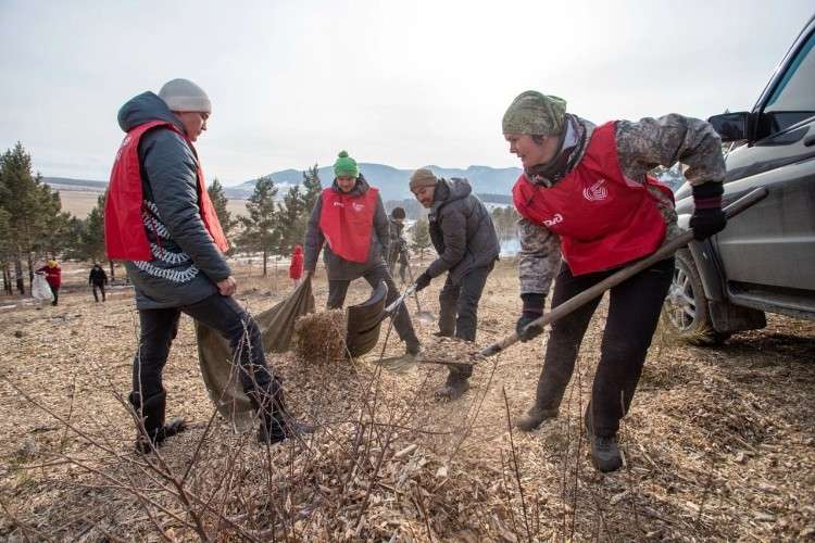 От валежника волонтёры очистили 2,5 га территории нацпарка в Иркутской области