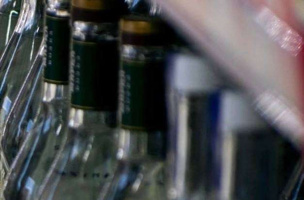 Восемь бутылок алкоголя вынес мужчина из супермаркета в Иркутске