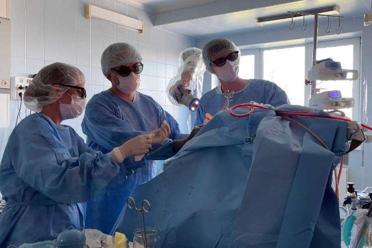 Нейрохирурги во время операции