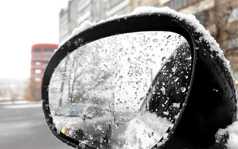 фара в снегу