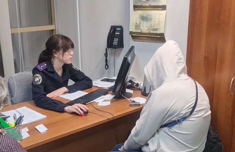 Подозреваемая и следователь