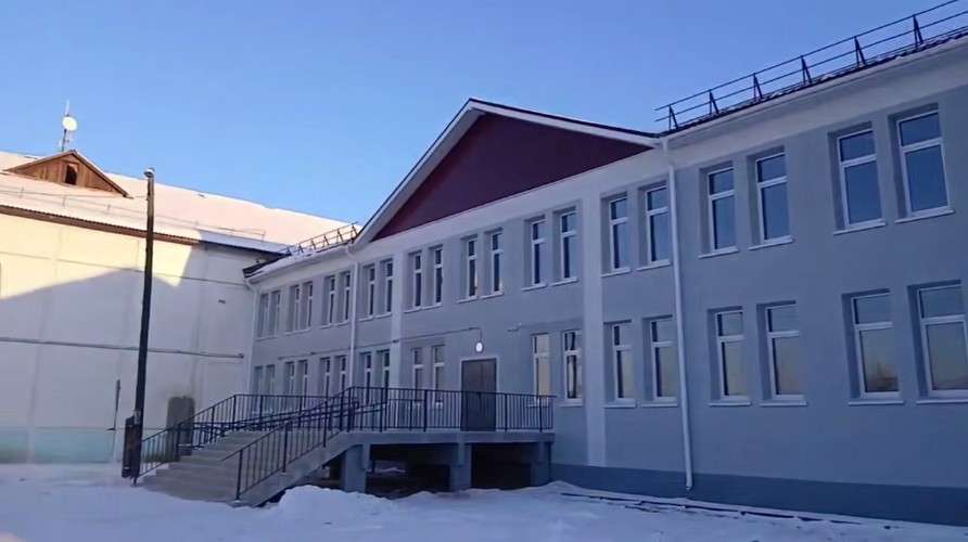 двухэтажное здание сельской школы