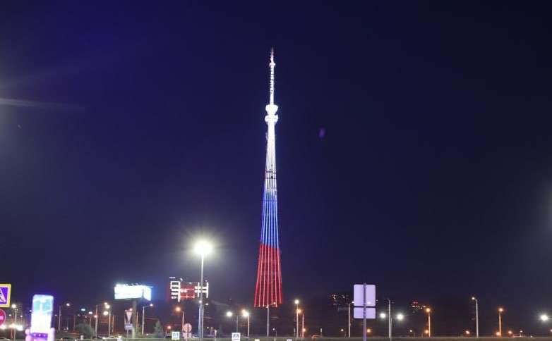 телебашня в цветах российского триколора