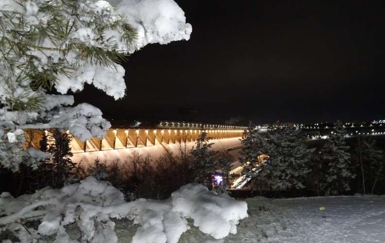 Ночной вид на подсвеченную Брасткую ГЭС со смотровой площадки