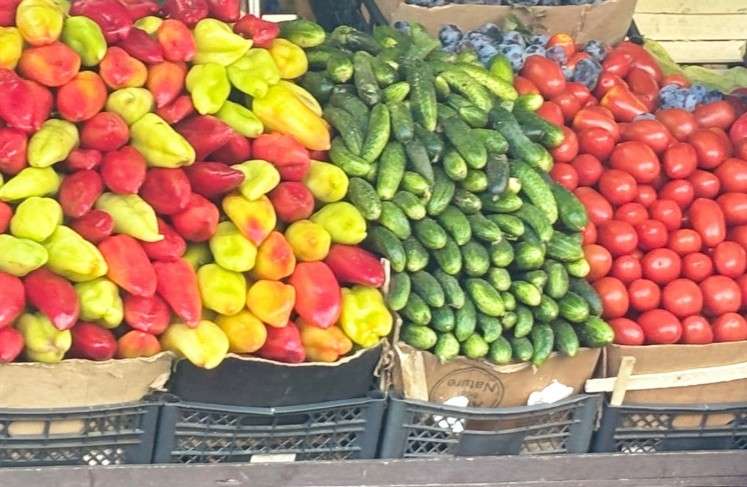 Лотки с перцем, огурцами и помидорами на прилавке