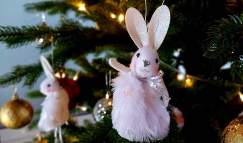 Игрушки в виде зайчиков на ёлке
