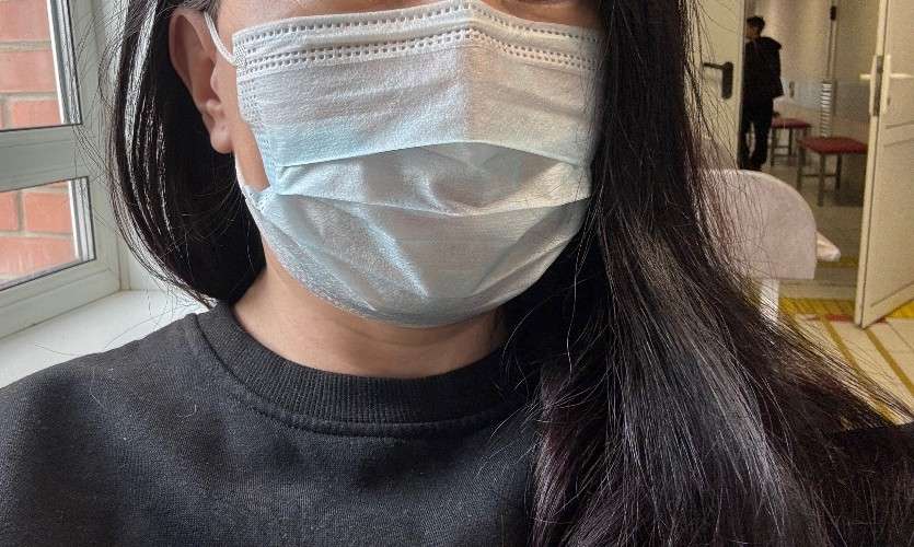 девушка в медицинской маске