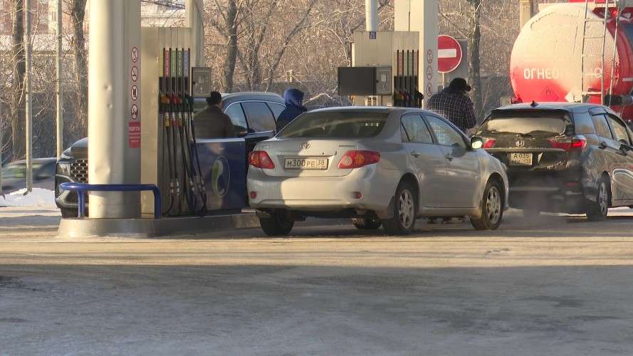 машины на автозаправке