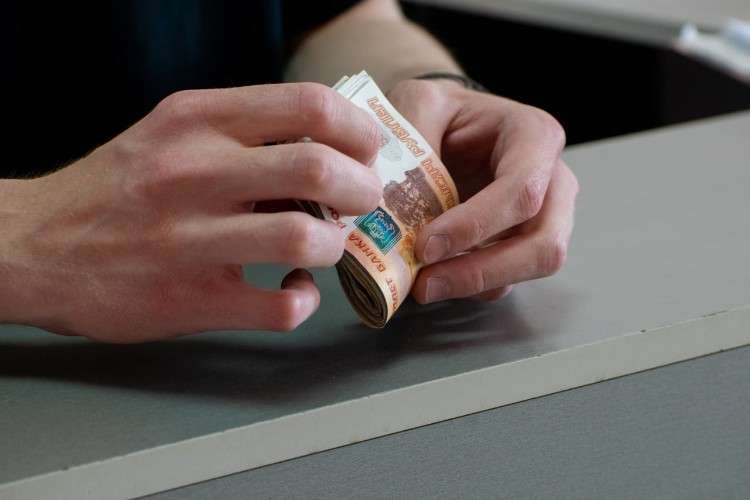 Мужчина держит в руках деньги