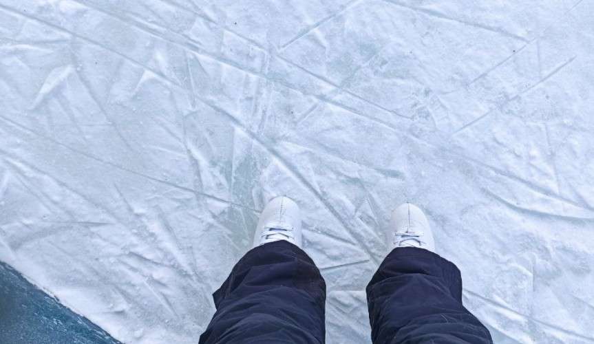 Человек в фигурных коньках на льду