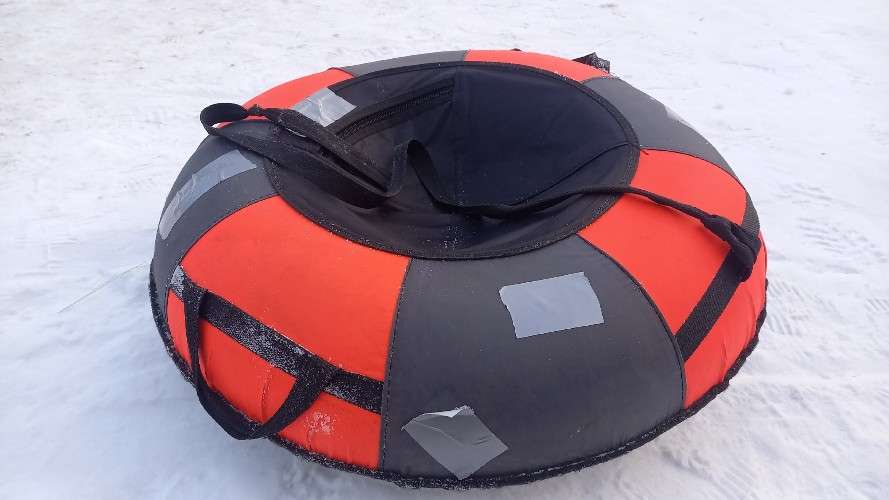 Чёрно-оранжевый тюб на снегу