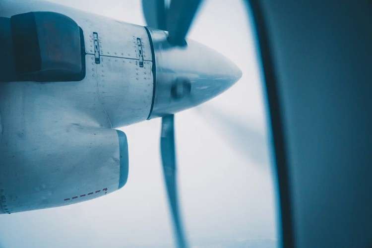 двигатель самолёта, вид из иллюминатора