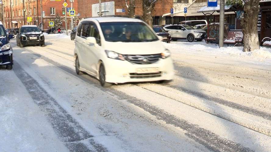 машина на дороге