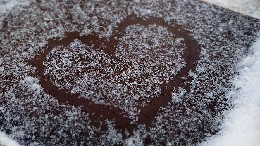 нарисованное на снегу сердце