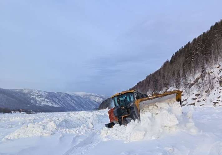 Работы по расчистке ледовой дороги