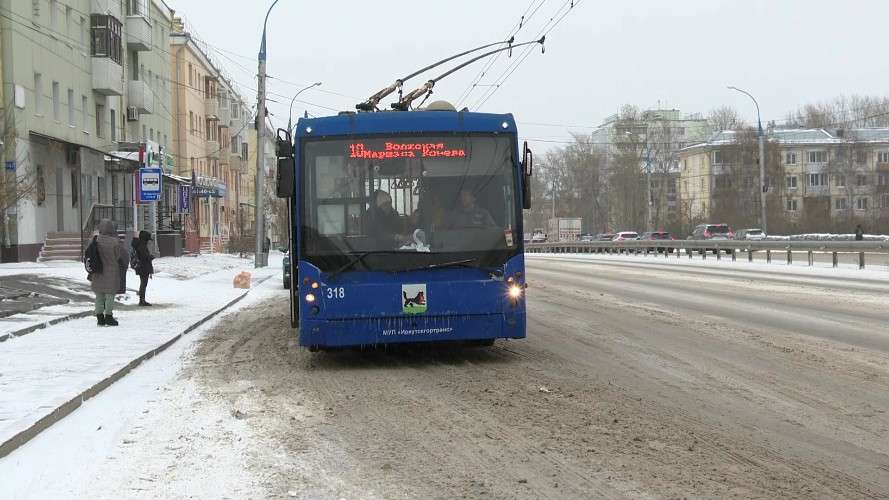 троллейбус на остановке