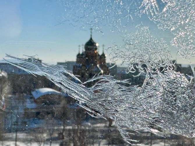 Вид из окна гостиницы на храм в Братске