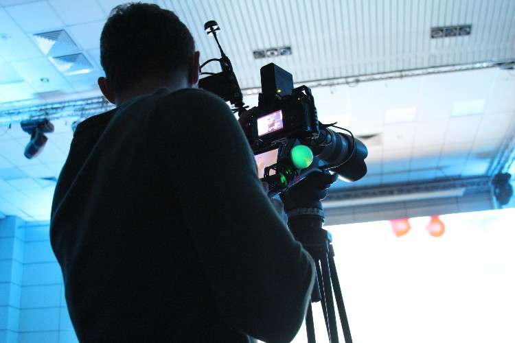 оператор, видеокамера, штатив, передатчик, съёмка