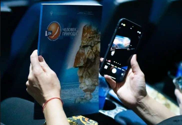 Посетительница фестиваля