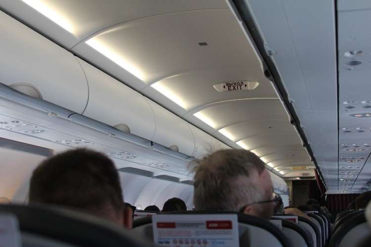 самолёт, салон, пассажиры, полки, выход