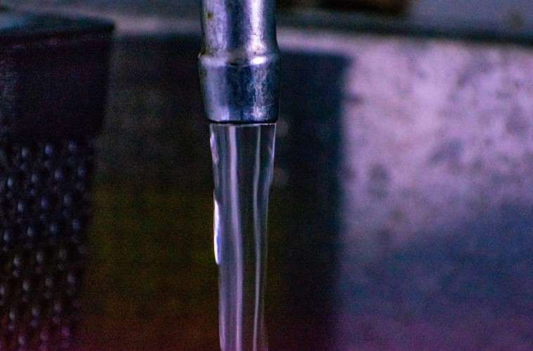 Вода течёт из крана