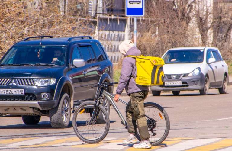 Курьер с велосипедом