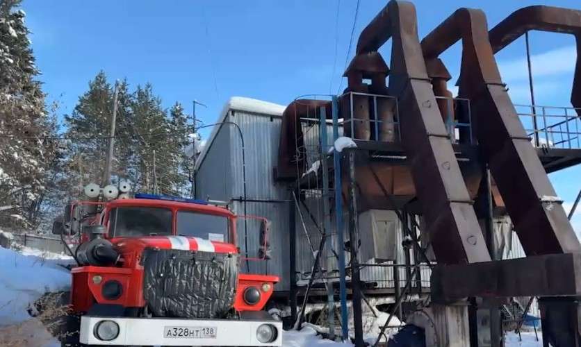 Машина рядом с техническим сооружением в Бодайбо