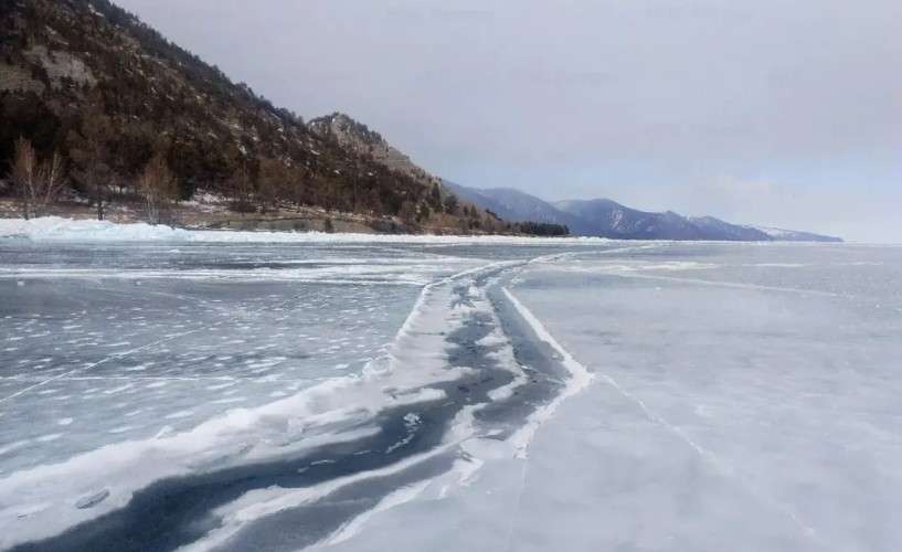 Разлом льда на Байкале