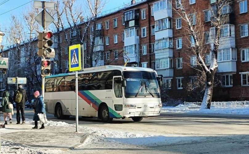 автобус, улица, дорога, пешеходы, светофор